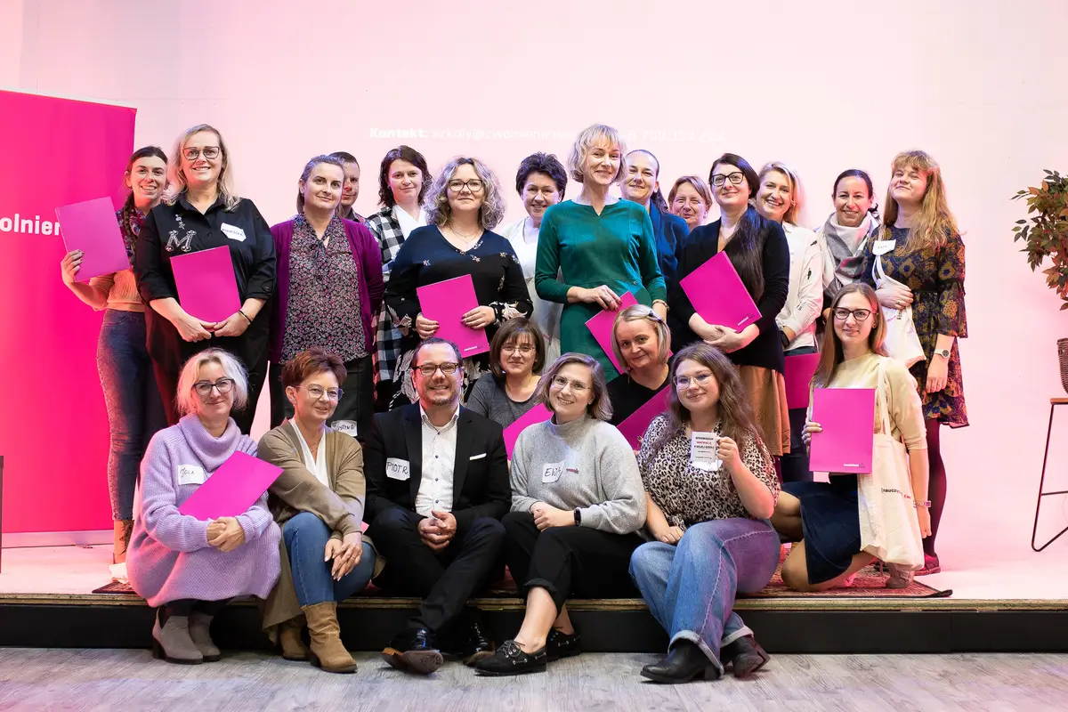 Zdjęcie grupowe Nauczycieli Zwolnieni z Teorii podczas szkolenia, na pierwszym planie widać także prowadzących szkolenie.