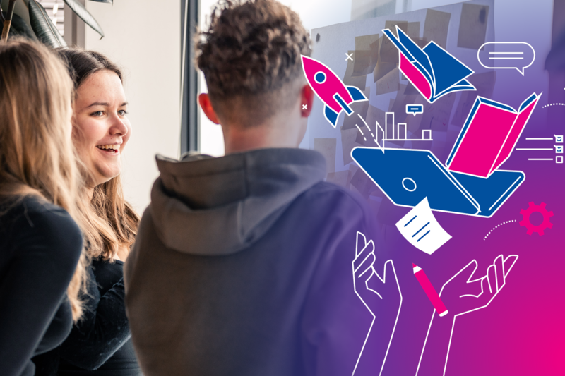 Grupa młodych osób stojących razem przed tablicą z karteczkami samoprzylepnymi; po prawej stronie nałożona ilustracja w kolorze różowym i niebieskim z symbolami edukacyjnymi, takimi jak książki, rakieta i dłoń.